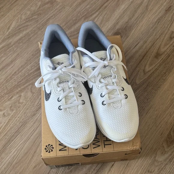 Nike Flex Experience RN 11 in White and Black - Picture 5 of 5